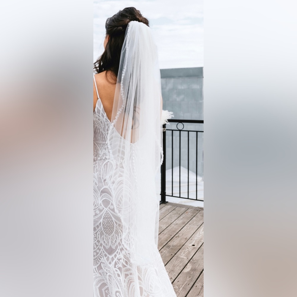 Beaded elbow length veil. Used once. Great condition!